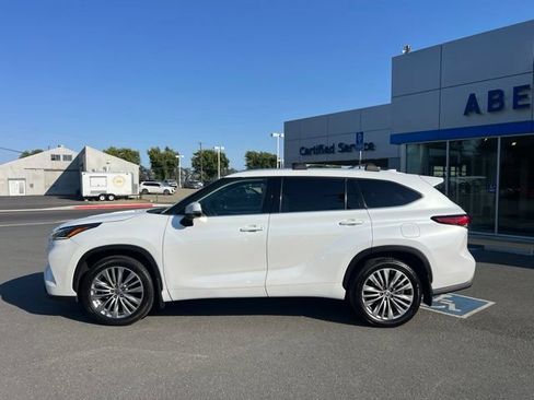 Used 2022 Toyota Highlander Platinum AWD/4WD image 11