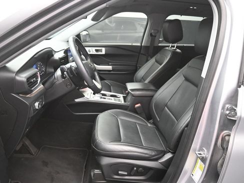 Used 2021 Ford Explorer Limited w/ Equipment Group 301A RWD image 18
