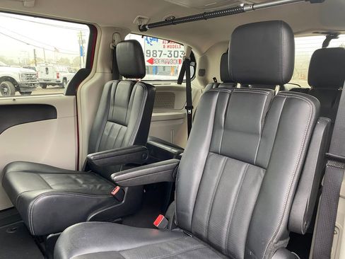 Used 2012 Chrysler Town & Country Touring-L w/ Driver Convenience Group FWD image 15