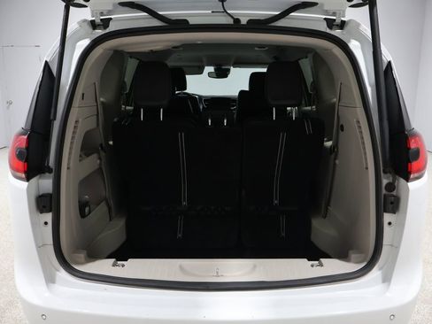 Used 2023 Chrysler Pacifica Touring-L image 20