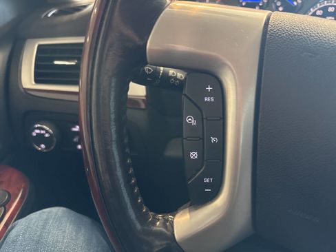 Used 2011 Cadillac Escalade Luxury image 36