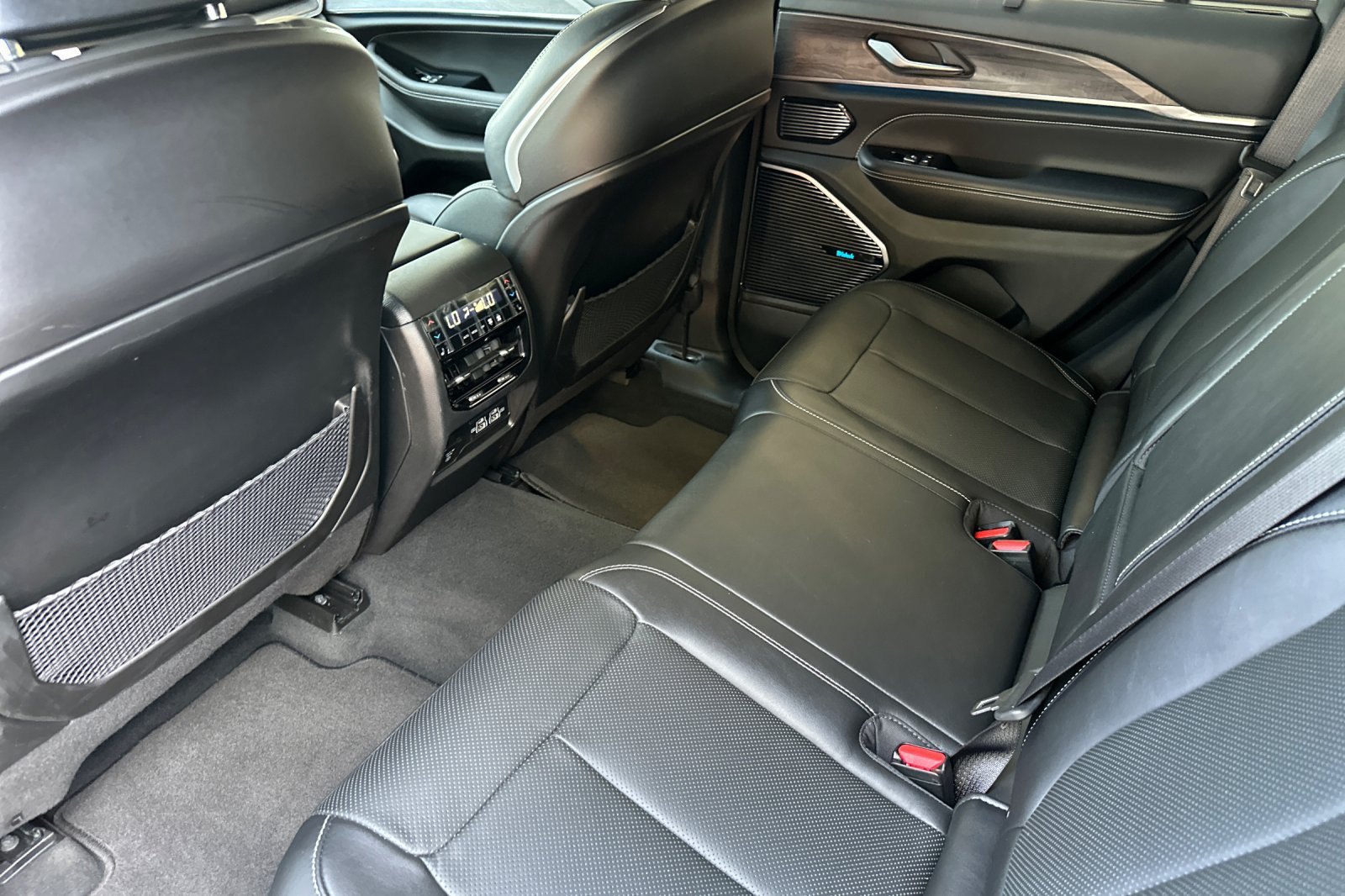 Used 2023 Jeep Grand Cherokee Overland w/ Advanced Protech Group III AWD/4WD image 12
