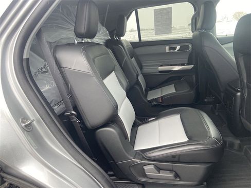 Used 2022 Ford Explorer XLT w/ Equipment Group 202A image 27
