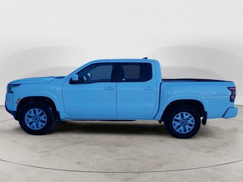 Used 2022 Nissan Frontier SV image 2