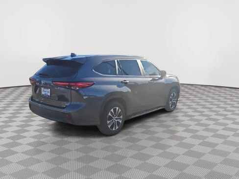 Used 2023 Toyota Highlander XLE image 8
