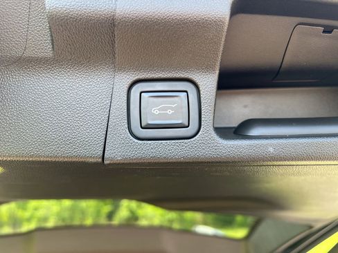 Certified 2023 GMC Acadia SLE w/ Driver Convenience Package image 8