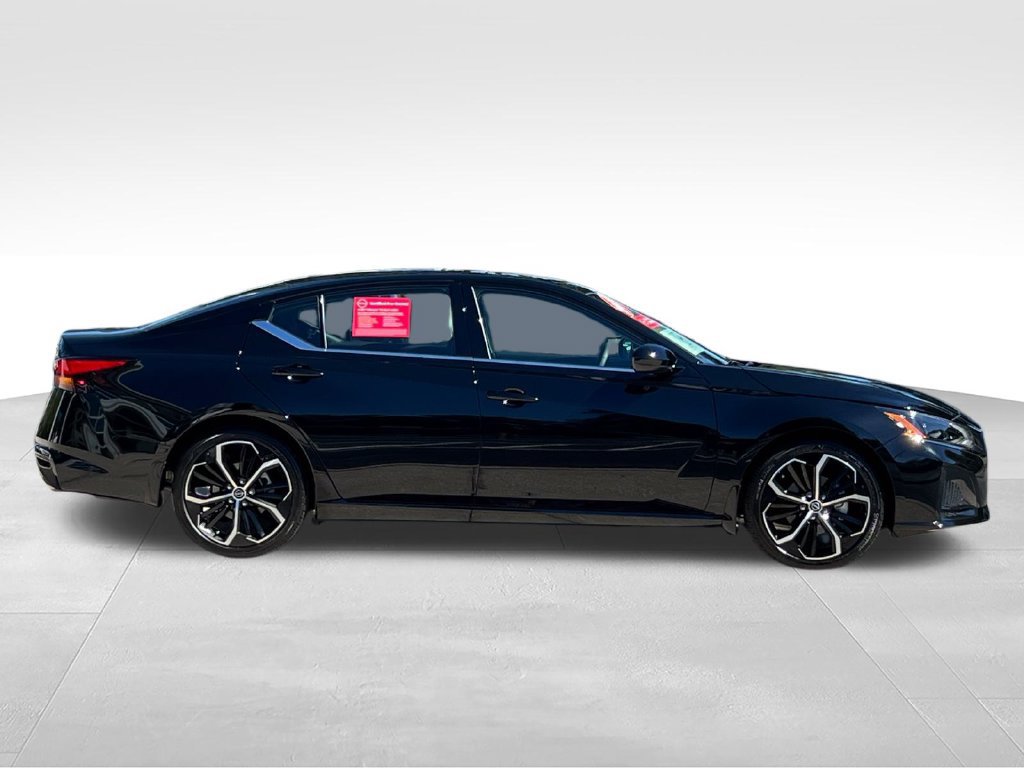 Used 2025 Nissan Altima 2.5 SR w/ SR Premium Package FWD image 4