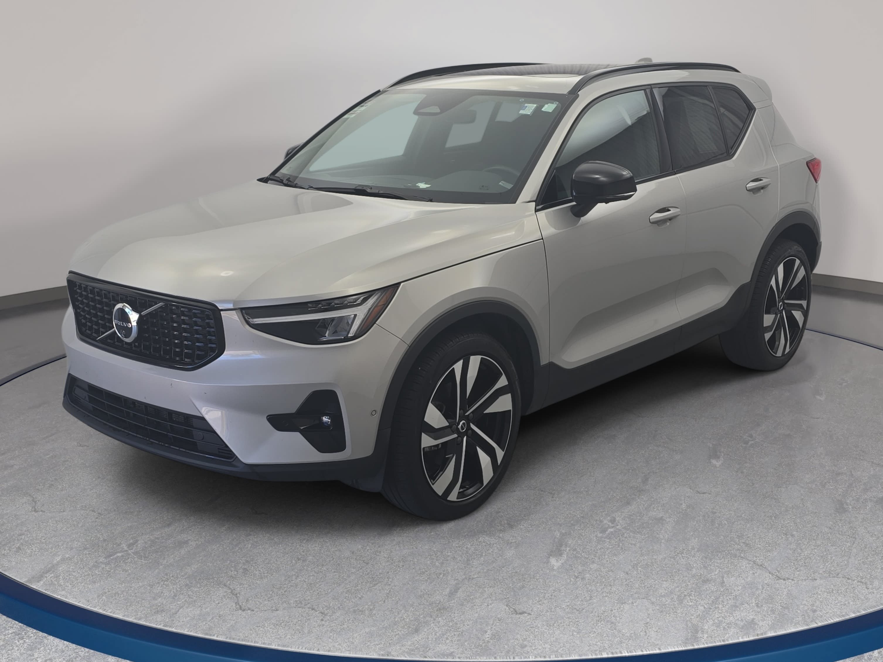 Used 2025 Volvo XC40 B5 Plus AWD/4WD image 1