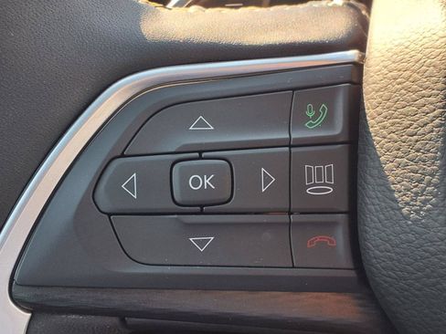 Used 2025 Jeep Grand Cherokee Altitude AWD/4WD image 13