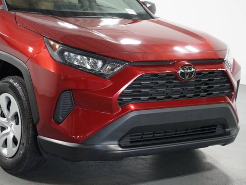 Used 2019 Toyota RAV4 LE FWD image 4
