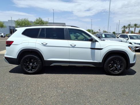 Certified 2025 Volkswagen Atlas Peak Edition SE AWD/4WD image 8