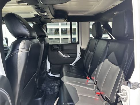 Used 2016 Jeep Wrangler Unlimited Rubicon AWD/4WD image 7