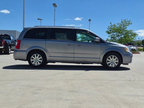 Used 2015 Chrysler Town & Country LX FWD image 4