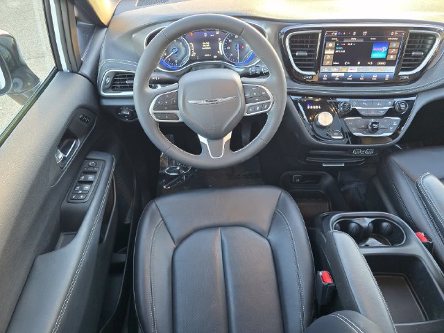 Certified 2025 Chrysler Pacifica Select w/ Fav Edition Package FWD image 5
