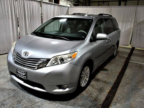Used 2012 Toyota Sienna XLE FWD image 27
