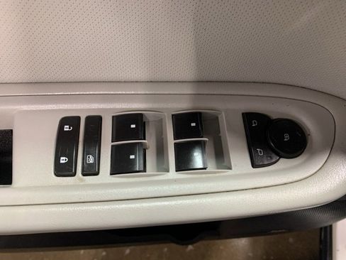 Used 2011 Chevrolet Traverse LTZ image 19