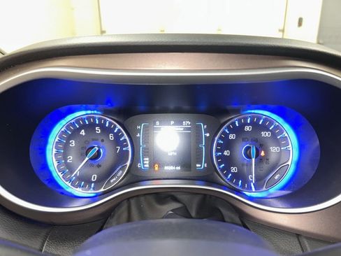Used 2017 Chrysler Pacifica Touring-L FWD image 17