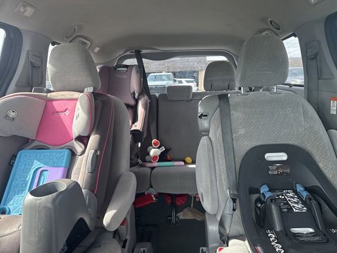 Used 2020 Toyota Sienna LE image 6