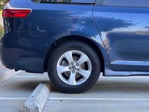 Used 2019 Toyota Sienna LE image 10