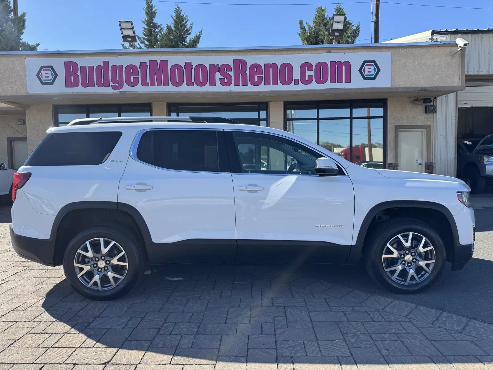 Used 2023 GMC Acadia SLT AWD/4WD image 1