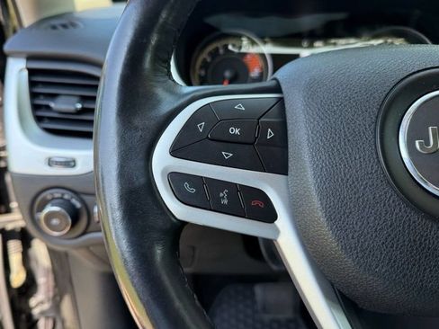 Used 2017 Jeep Cherokee Trailhawk w/ Cold Weather Group AWD/4WD image 19