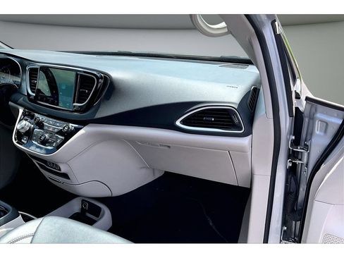 Used 2024 Chrysler Pacifica Touring-L FWD image 42
