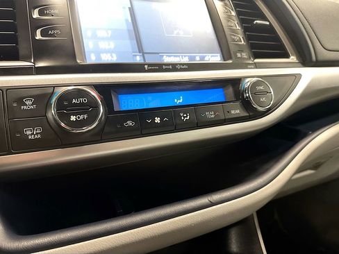 Used 2016 Toyota Highlander XLE image 19