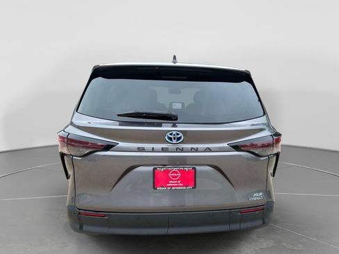 Used 2024 Toyota Sienna XLE FWD image 5