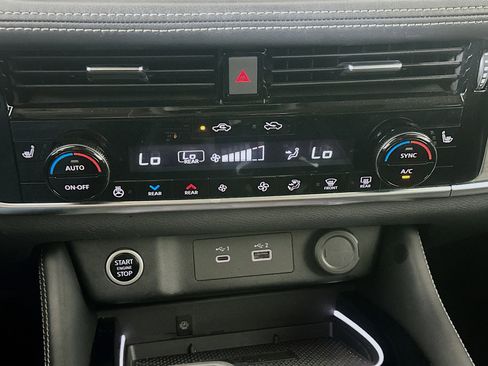 Used 2023 Nissan Rogue Platinum w/ Platinum Premium Package FWD image 24