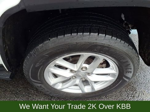 Used 2024 Jeep Grand Cherokee Laredo X image 12