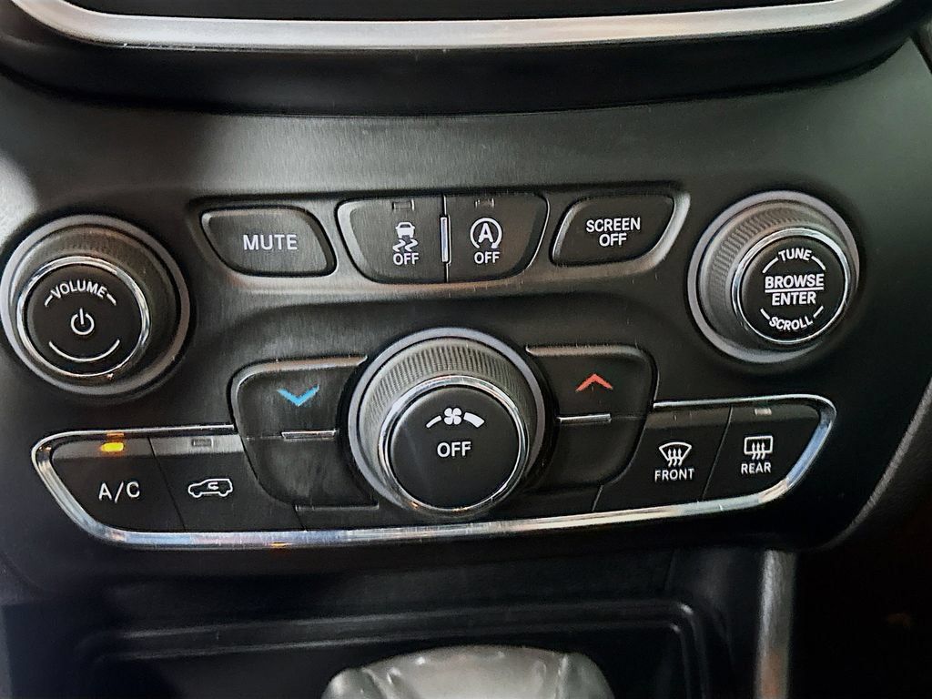Used 2019 Jeep Cherokee Latitude Plus FWD image 16