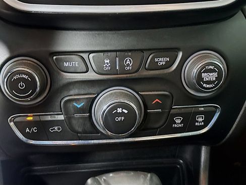 Used 2019 Jeep Cherokee Latitude Plus FWD image 16