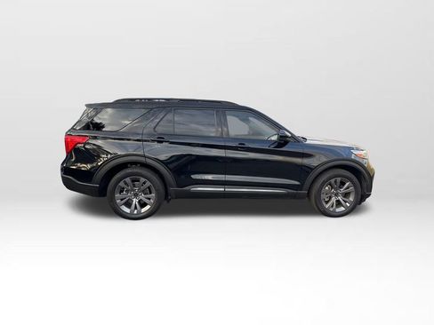 Used 2022 Ford Explorer XLT w/ Equipment Group 202A image 3