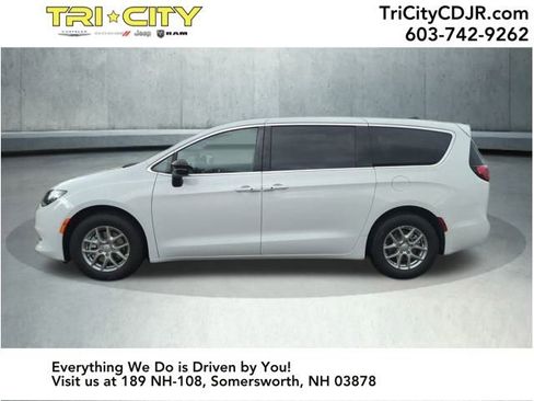 New 2026 Chrysler Voyager LX image 2