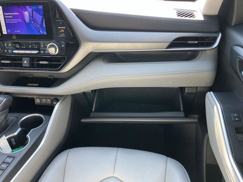 Certified 2023 Toyota Highlander XLE image 16