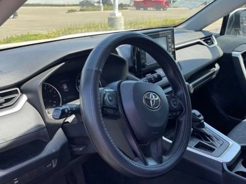 Used 2019 Toyota RAV4 XLE w/ Convenience Package FWD image 6