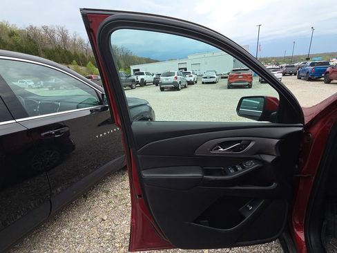 Used 2023 Chevrolet Traverse LT image 7