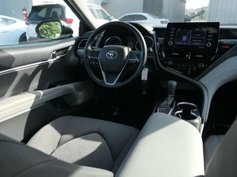Used 2022 Toyota Camry LE w/ Carpet Mat Package (TMS) FWD image 27