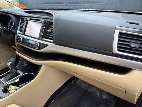 Used 2017 Toyota Highlander XLE image 29