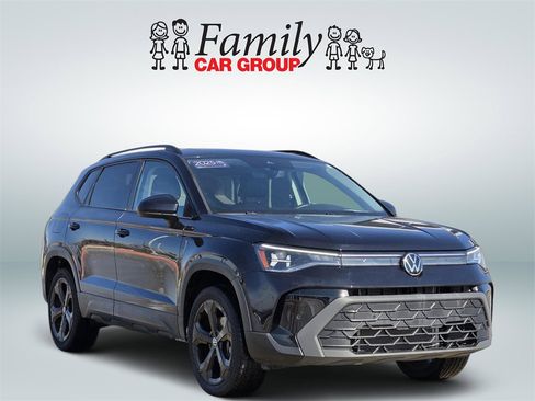 Used 2025 Volkswagen Taos SE image 2