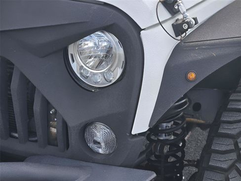 Used 2017 Jeep Wrangler Unlimited Rubicon w/ Connectivity Group AWD/4WD image 10