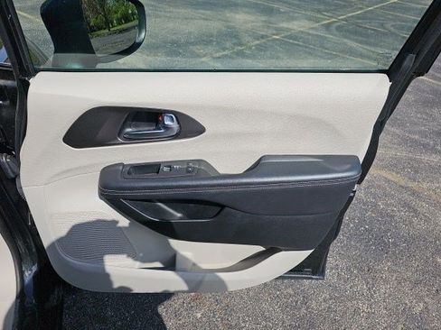Used 2023 Chrysler Pacifica Touring-L FWD image 14