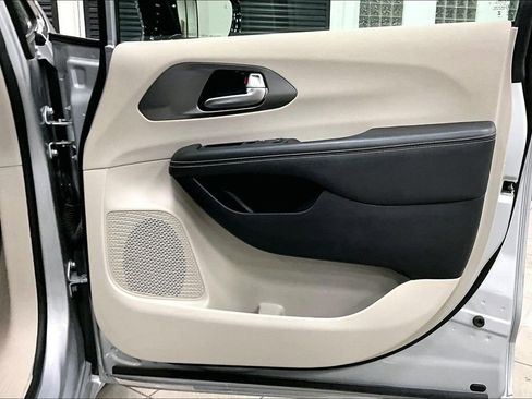 Used 2024 Chrysler Pacifica Touring-L image 28