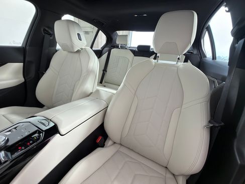 Used 2026 BMW 530i w/ Convenience Package RWD image 21