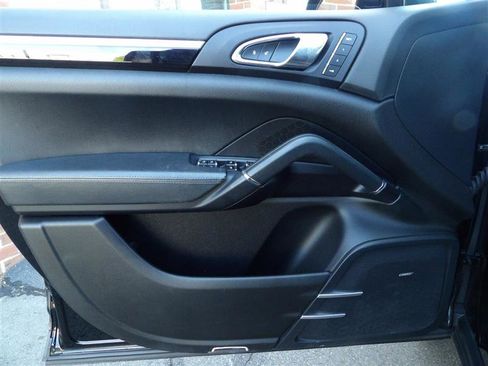 Used 2016 Porsche Cayenne image 27