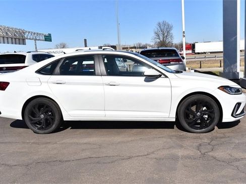 Used 2025 Volkswagen Jetta SE w/ Sunroof Package image 5