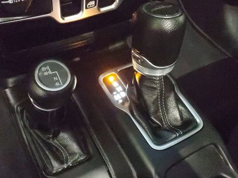 Used 2025 Jeep Gladiator Sport image 25