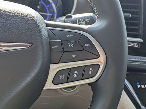 Used 2024 Chrysler Pacifica Limited FWD image 29