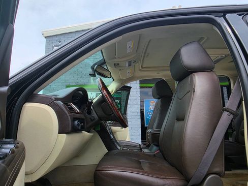 Used 2010 Cadillac Escalade ESV Platinum RWD image 16