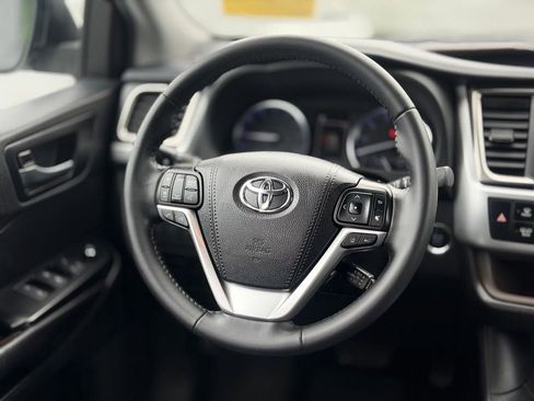 Used 2019 Toyota Highlander XLE AWD/4WD image 12